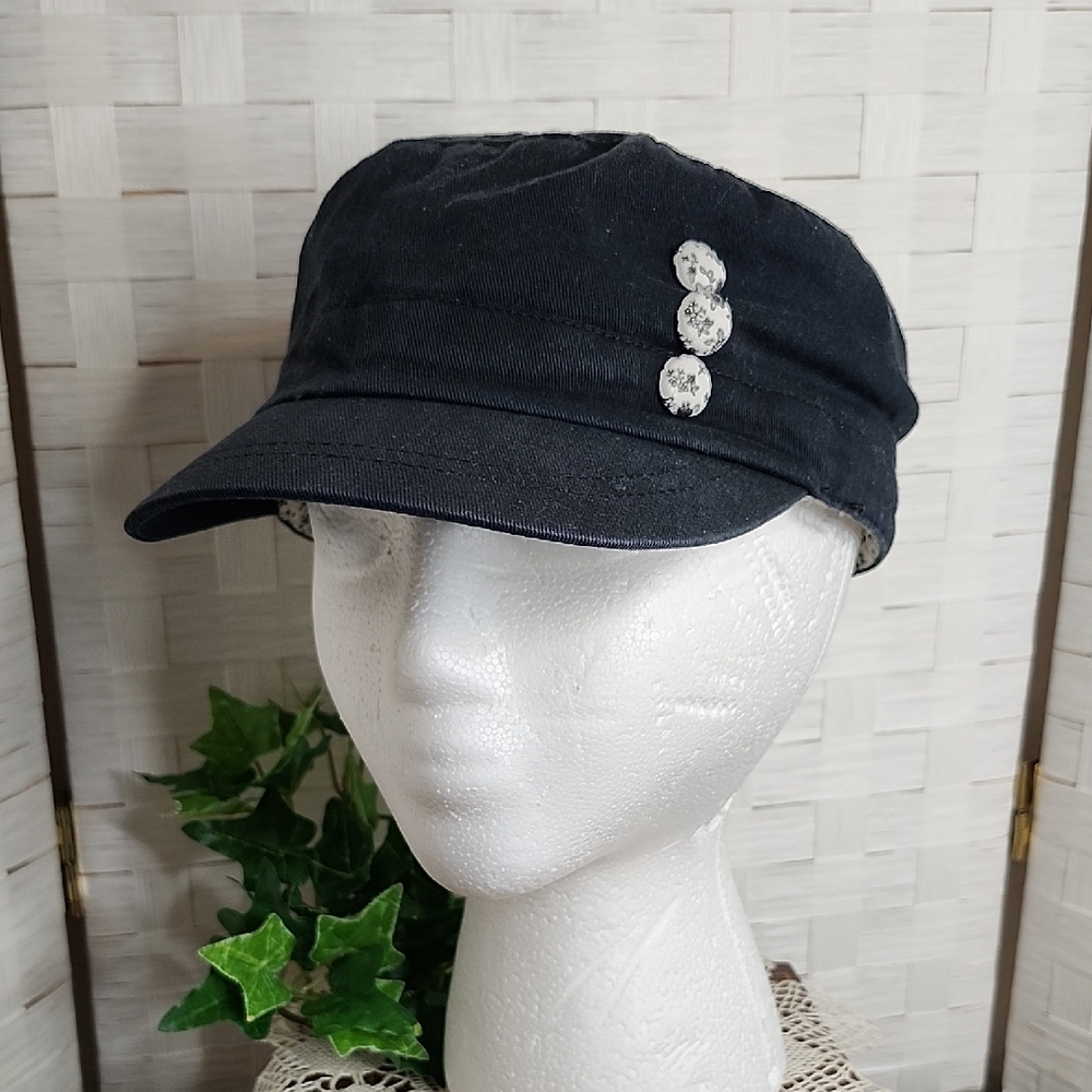 👉*CUTE* BLACK CADET HAT WITH 3 FLORAL BLACK & WHITE BUTTONS & LINING